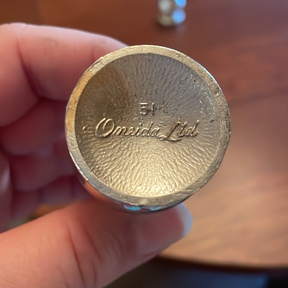 Vintage Oneida Silver Plated Salt and Pepper Shakers - Picture 4 of 7